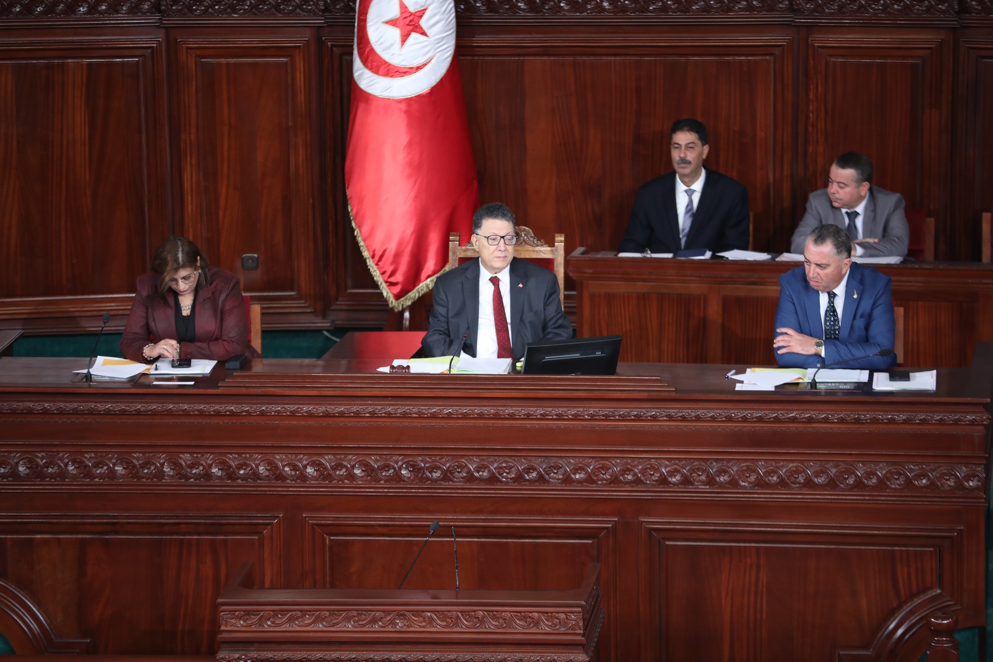 بعضها تعلق بحل المجالس البلدية.. وتركيز الغرفة الثانية.. وإحداث وكالة وطنية للدواء  .. رئيس الجمهورية أصدر 22 مرسوما والبرلمان صادق على 15 قانونا خلال 2023